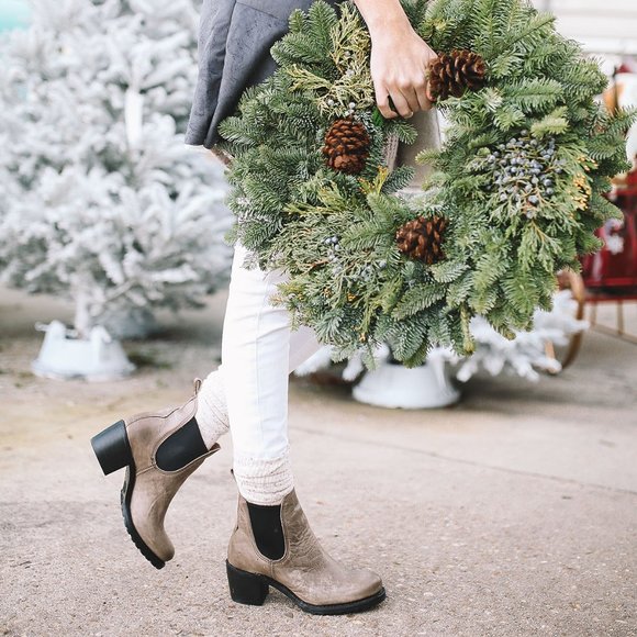 $399 Frye Sabrina Chelsea Vintage Tan/Taupe Leather Pull On Heeled Ankle Boot - Picture 8 of 16